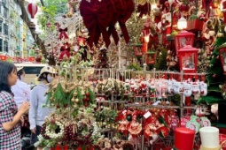 Thị trường - Tiêu dùng - Phố Hàng Mã nhộn nhịp với đồ trang trí Giáng sinh sớm