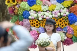 Du lịch - Du khách xúng xính xuống phố Hà Nội dạo chơi ngày mưa rét