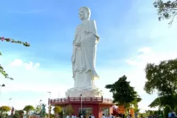 Du khách kéo về chùa Núi Nổi trải nghiệm hiện tượng 'có một không hai'