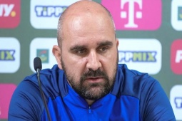 Tang thương bóng đá Serbia: HLV đột quỵ giữa trận, cầu thủ nằm sân khóc