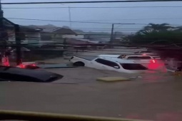 Thế giới - Bão Kalmaegi gió giật 205 km/h càn quét Philippines, ô tô bị nước cuốn như đồ chơi trên phố