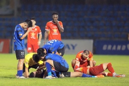 Trọng tài V-League ngăn sao trẻ cao 1m96 của HAGL cắn lưỡi