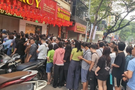 Giá vàng liên tục giảm sâu, người mua bỏ cọc hàng trăm triệu đồng, không thèm lấy hàng vì thua lỗ