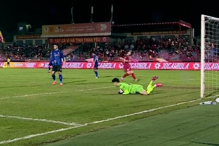 Video bóng đá Hà Tĩnh - HAGL: Bước ngoặt phạt đền, ấn định phút 88 (V-League)