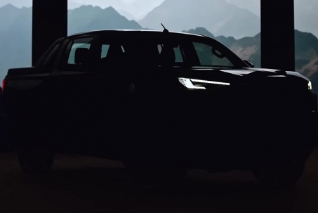 Toyota tung ảnh "nhá hàng" bán tải điện Hilux 2026