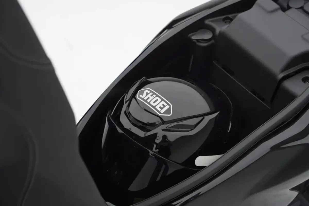 Cốp chứa đồ đủ chứa mũ bảo hiểm nửa đầu hoặc balô