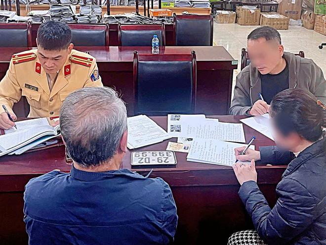 Hà Nội: Hai xe SH trùng biển số cùng dạo phố, bất ngờ lời khai của chủ xe - 1