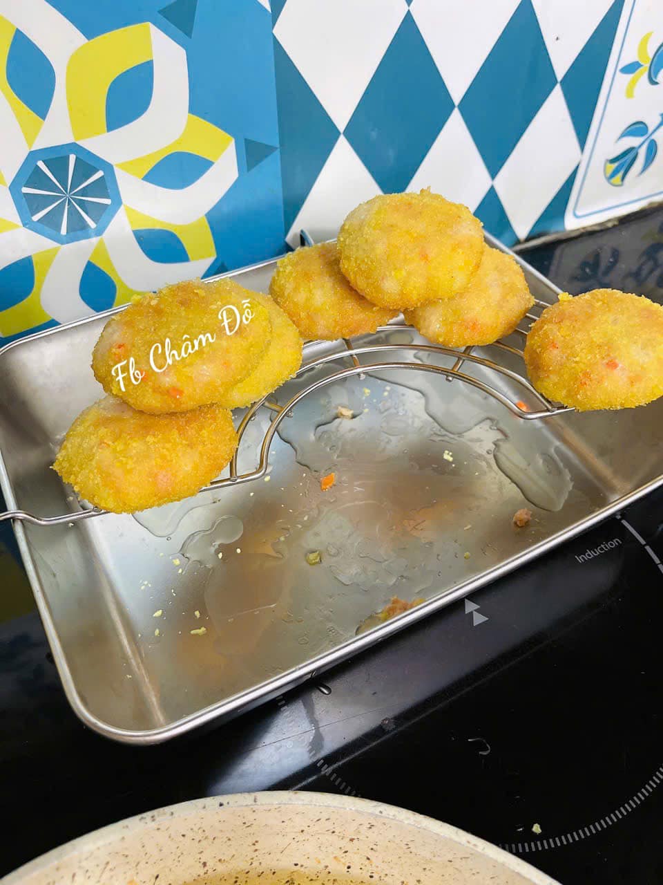 Bánh có lớp vỏ giòn rụm, nhân thịt gà mềm ngọt, không bị khô. Chấm cùng tương ớt siêu ngon.