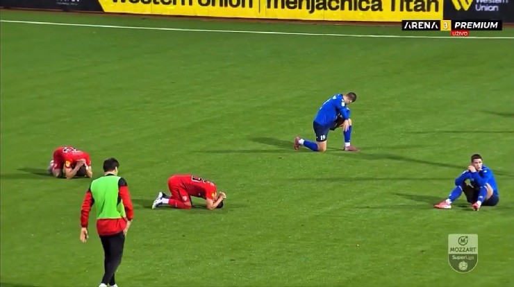 Các cầu thủ gục xuống khi nghe tin HLV Zizovic không qua khỏi