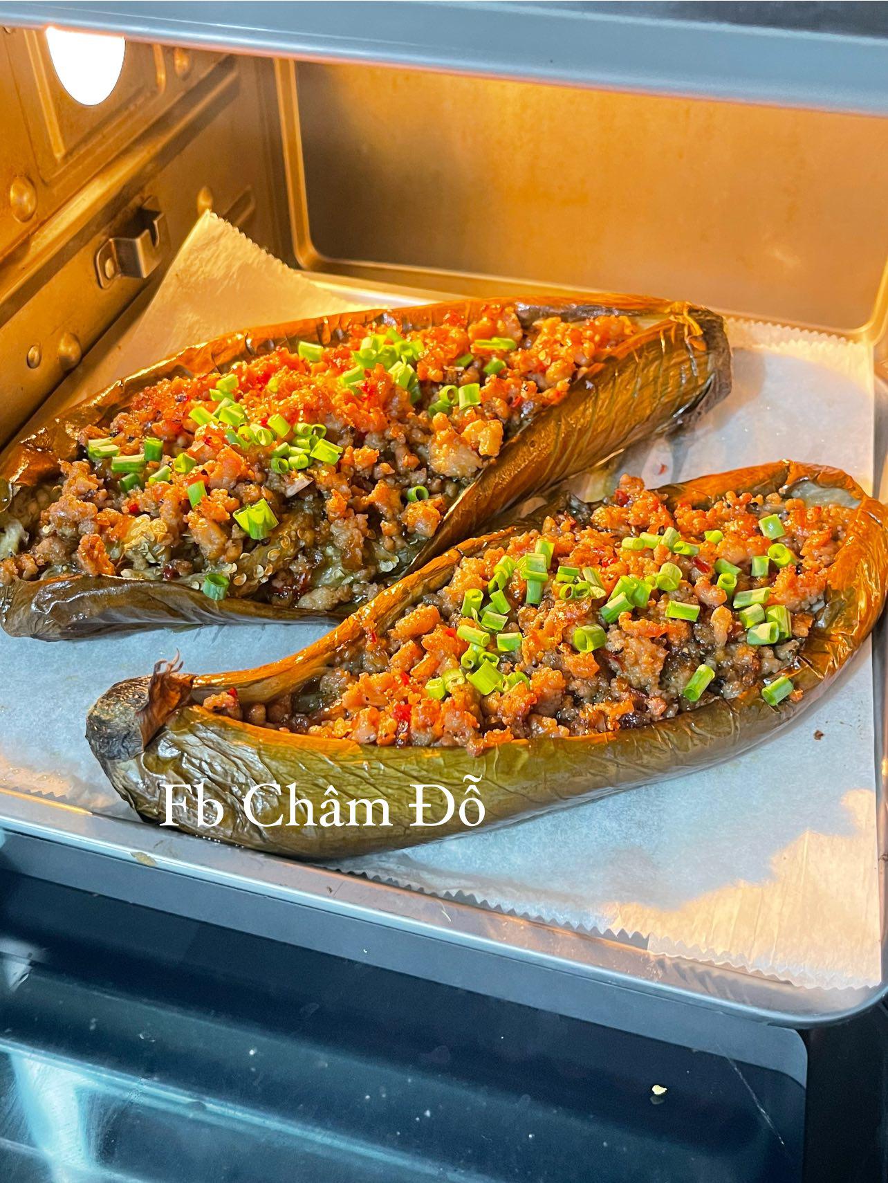 Cà tím nóng hổi, ngọt lịm, mọng nước, hòa quyện cùng thịt rim cay nồng, thơm phức, ăn kèm cơm ngon tuyệt vời!