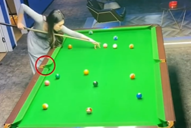 Cô gái xinh đẹp khiến người xem ngỡ ngàng vì khả năng chơi bi-a siêu phàm