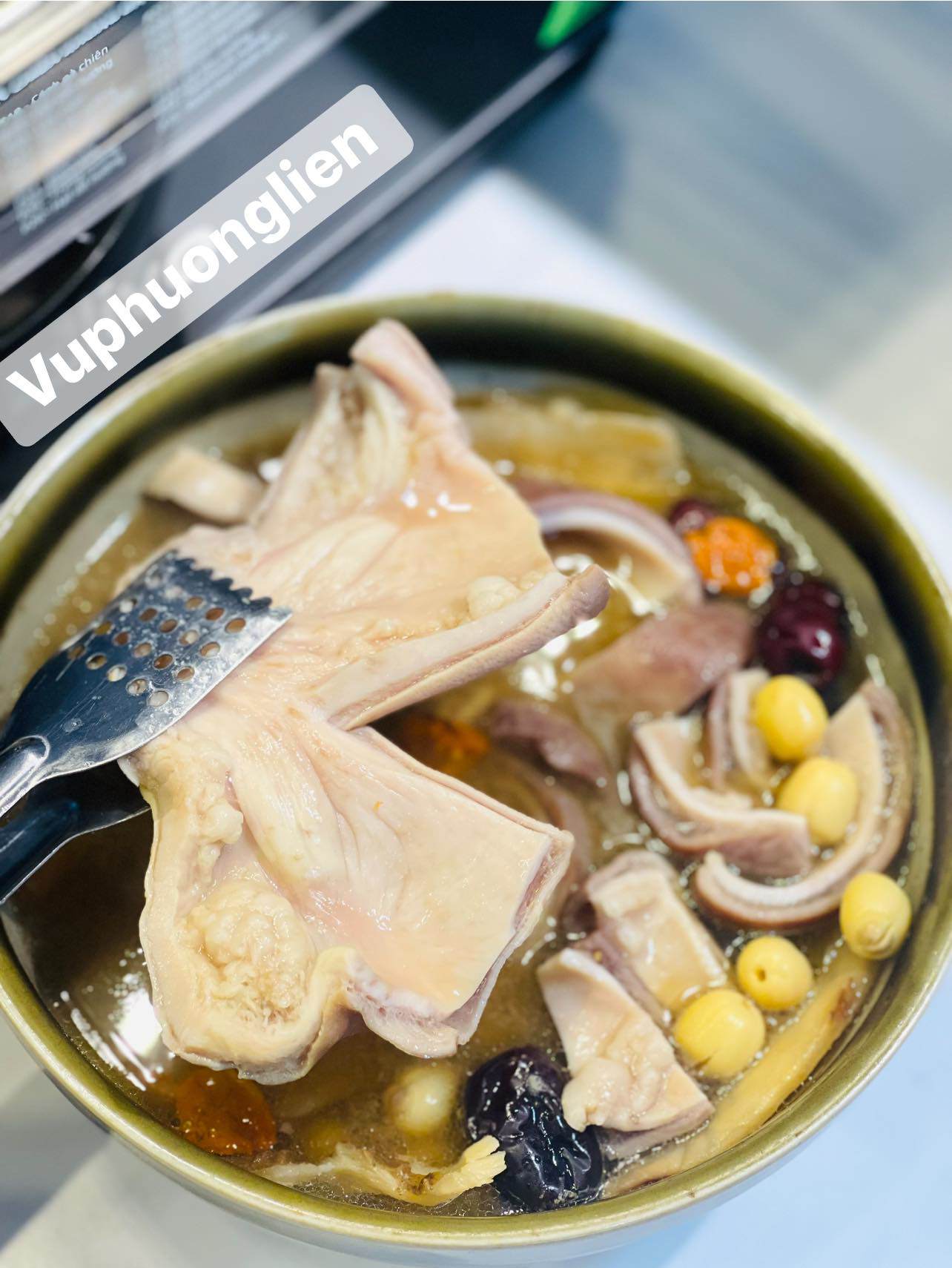 Dạ dày hầm thuốc bắc ngon nhất khi ăn nóng, chấm cùng nước mắm hạt tiêu siêu hợp vị!