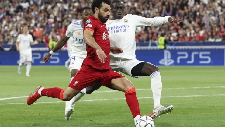 Salah (áo đỏ) nhiều lần bại trận trước Real Madrid