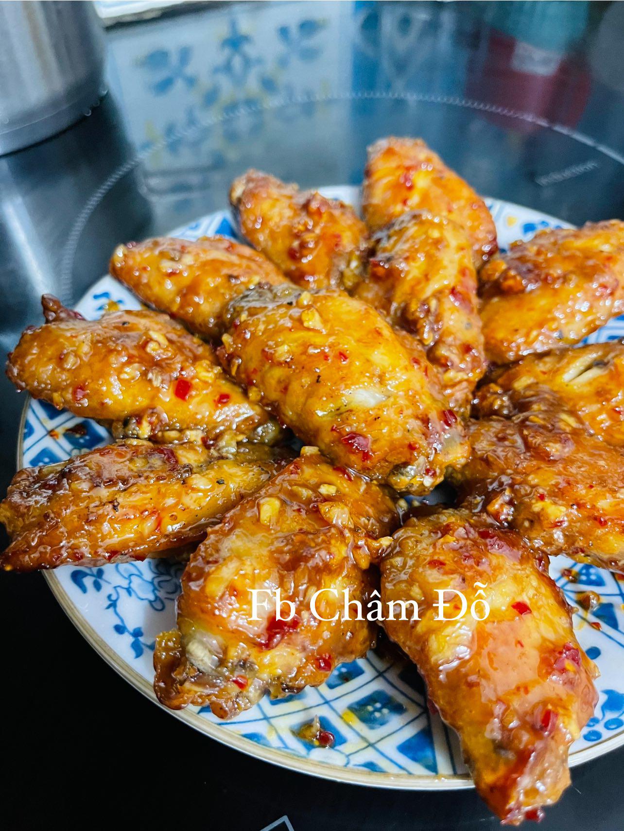 Thành quả là&nbsp;cánh gà mềm ngọt, thấm đẫm nước sốt, vị đậm đà rất hao cơm.