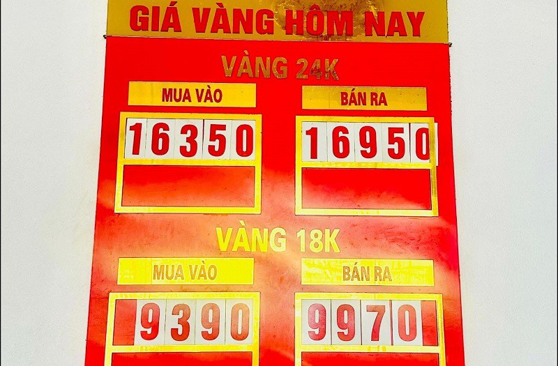 Giá vàng của một cửa hàng niêm yết chênh lệch tới 6 triệu đồng/lượng.