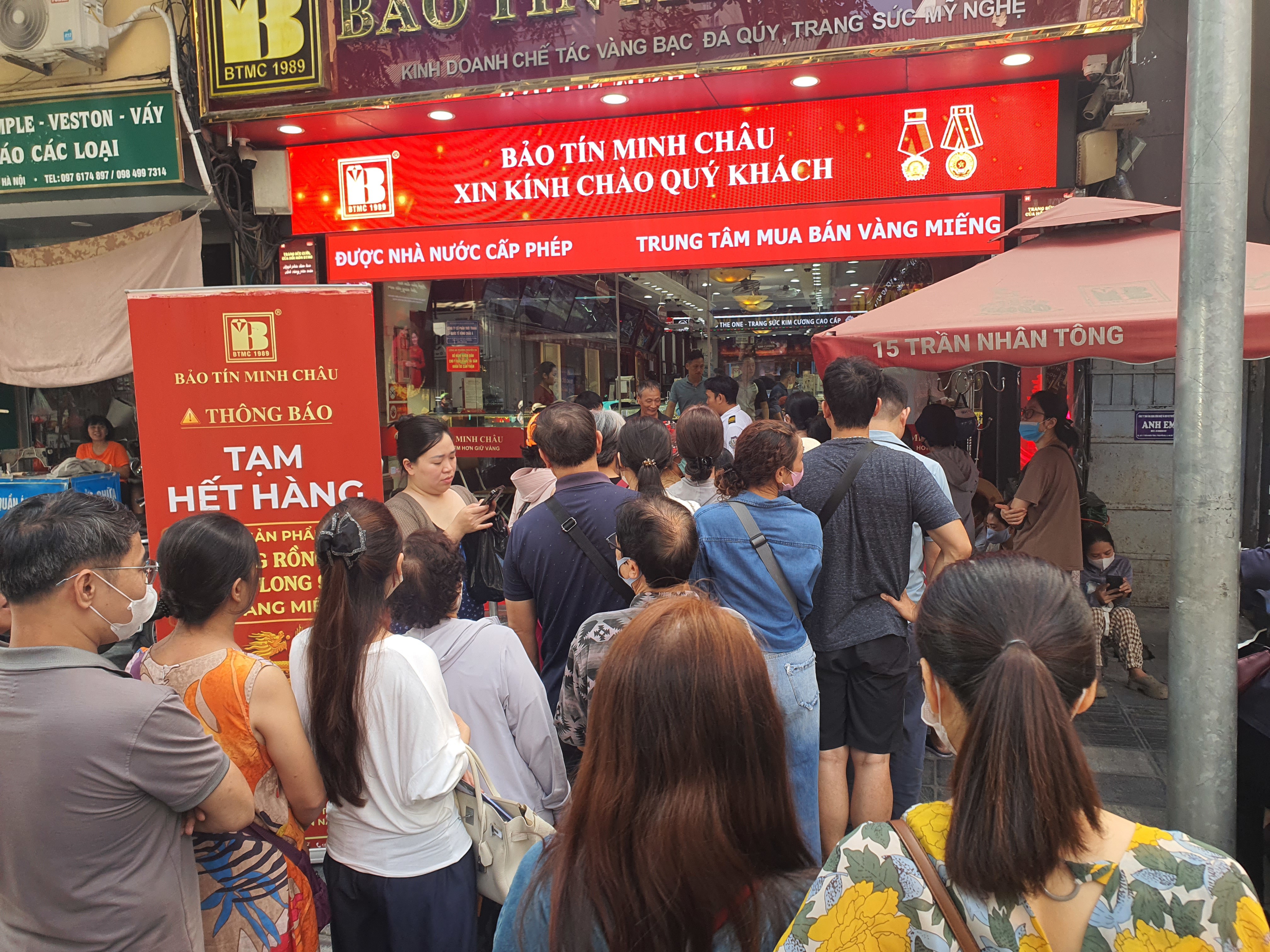 Cửa hàng treo biển hết vàng nhưng hàng trăm người vẫn đứng cả ngày trước tiệm vàng để chờ mua vào ngày 17/10.
