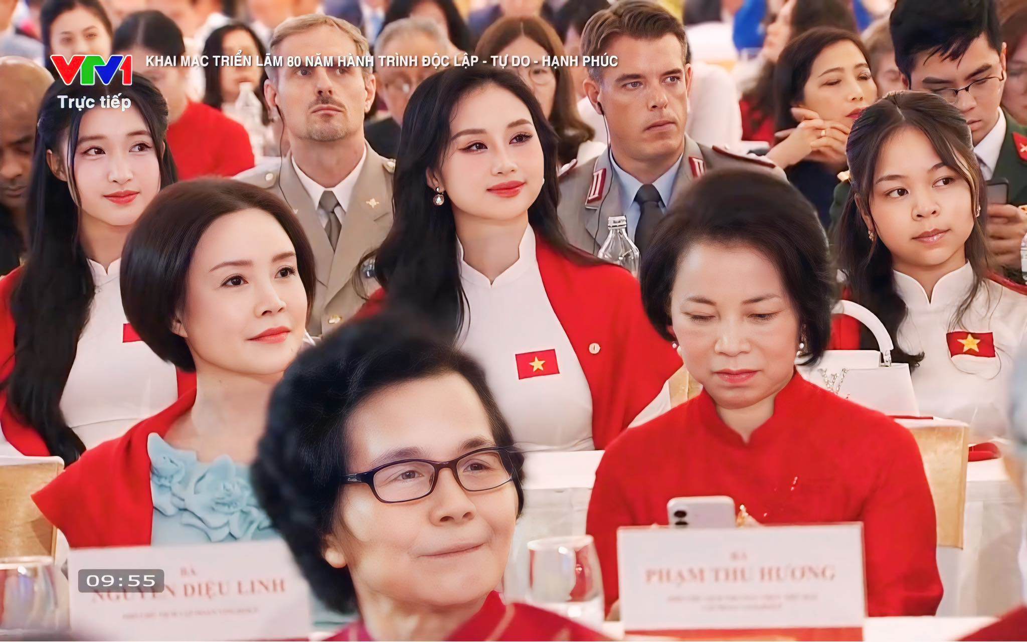 Á hậu Phương Nhi cùng chị dâu Bùi Lan Anh, em chồng Phạm Nhật Minh Anh và bà Phạm Thu Hương cùng xuất hiện tại một sự kiện - Ảnh: VTV