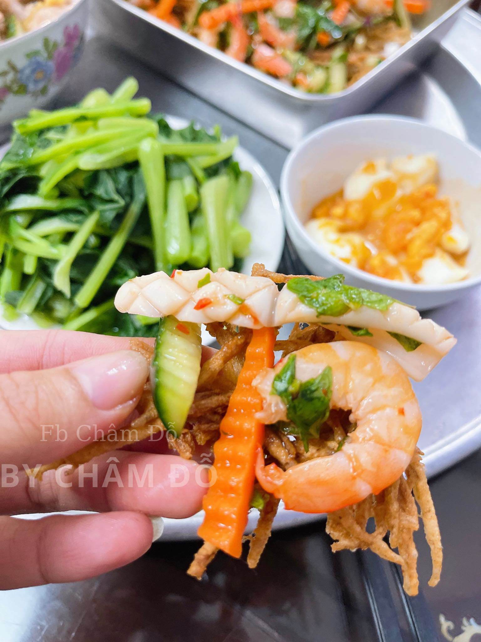 Lót 1 lớp khoai môn chiên bên dưới rồi cho nộm lên trên. Rắc thêm húng bạc hà và lạc rang là hoàn thành món ăn.