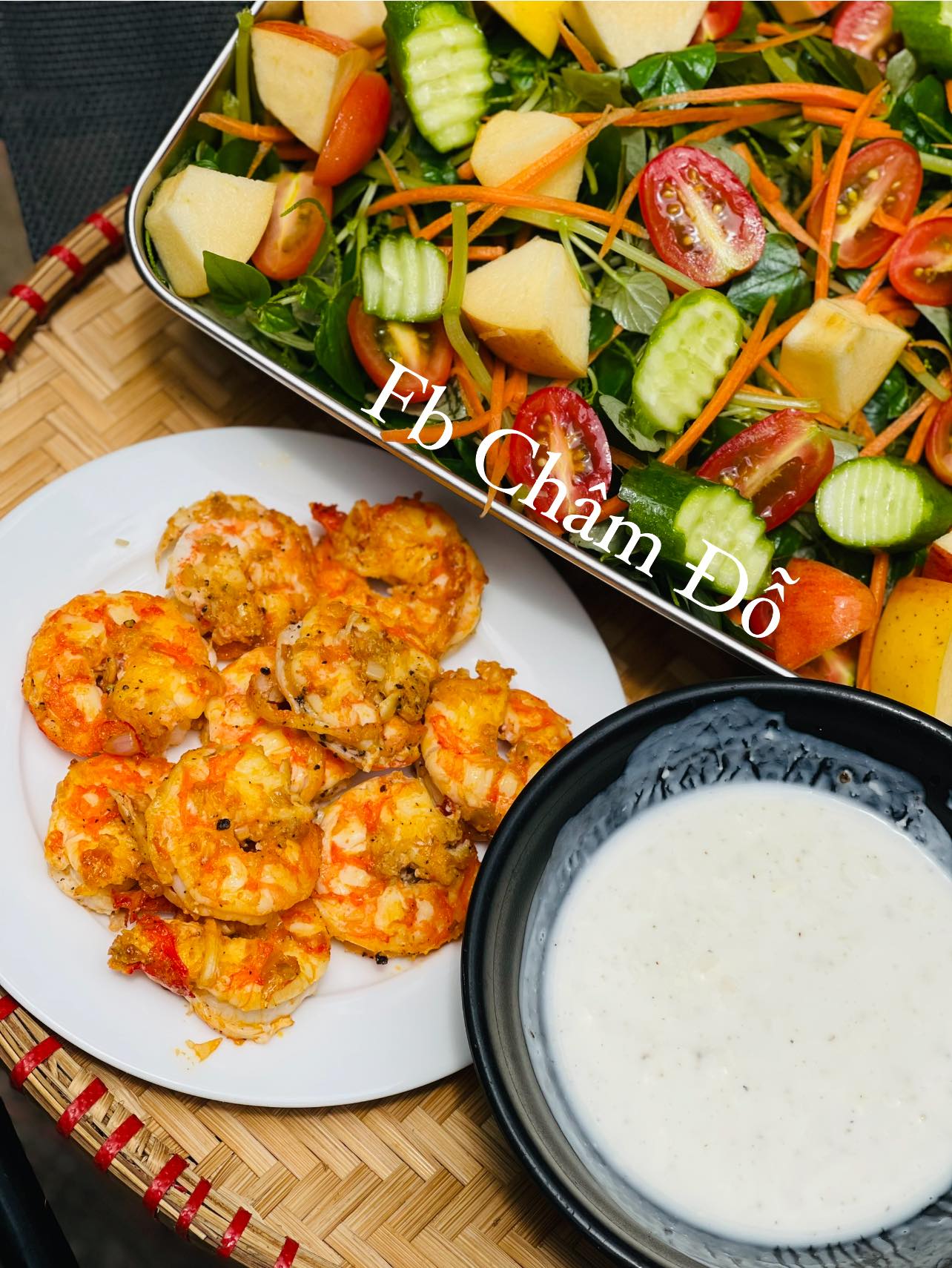 Trộn đều nguyên liệu nước sốt trộn salad rồi rưới lên rau cùng tôm. Thịt tôm ngọt, thơm lừng, vị sốt chua dịu ăn cùng các loại rau củ siêu hấp dẫn.