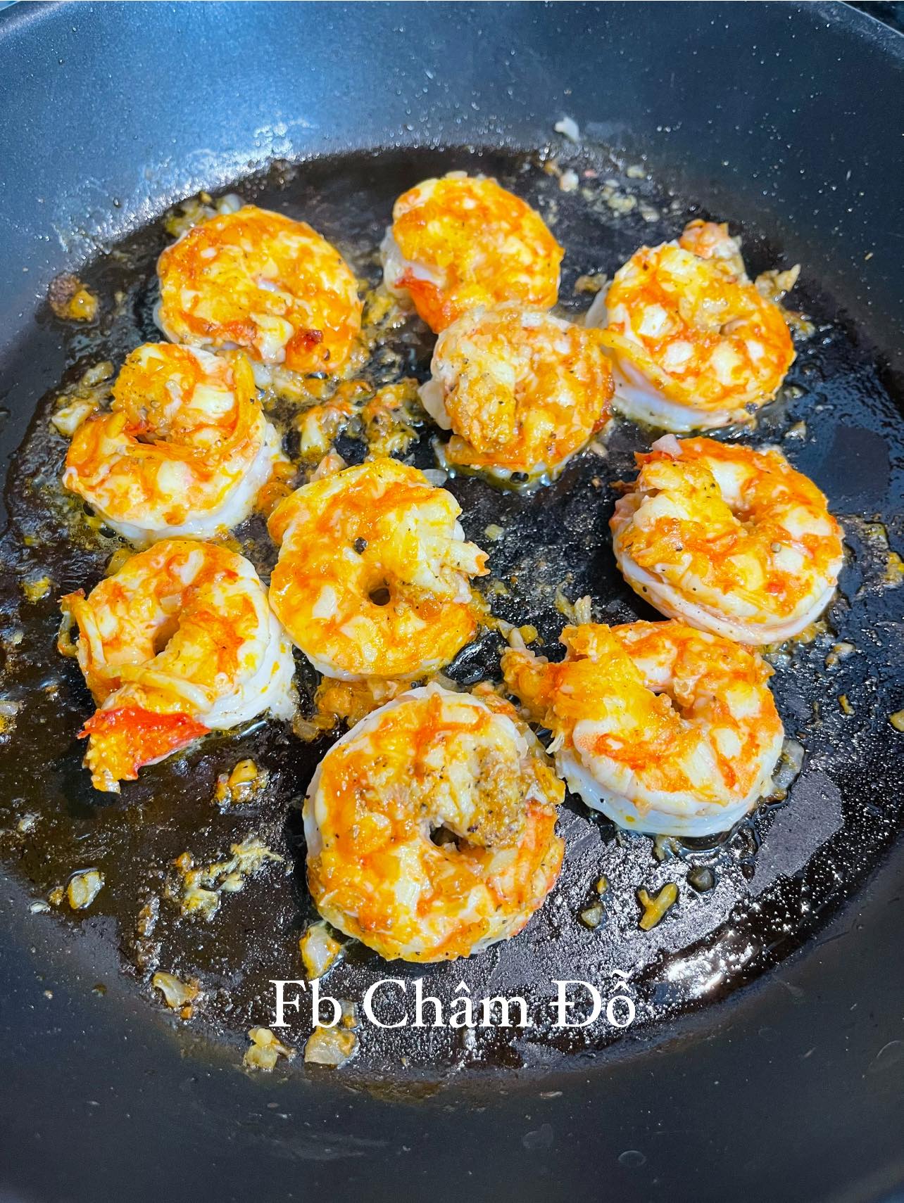 Chiên đến khi tôm săn lại, dậy mùi thơm nức.