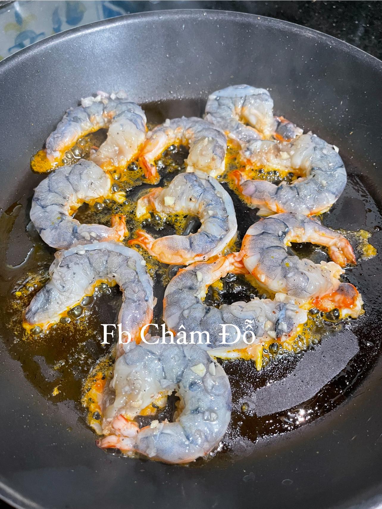 Tôm bóc nõn, rút chỉ lưng, rửa sạch. Ướp chút hành tỏi băm, muối, hạt tiêu rồi đem áp chảo.