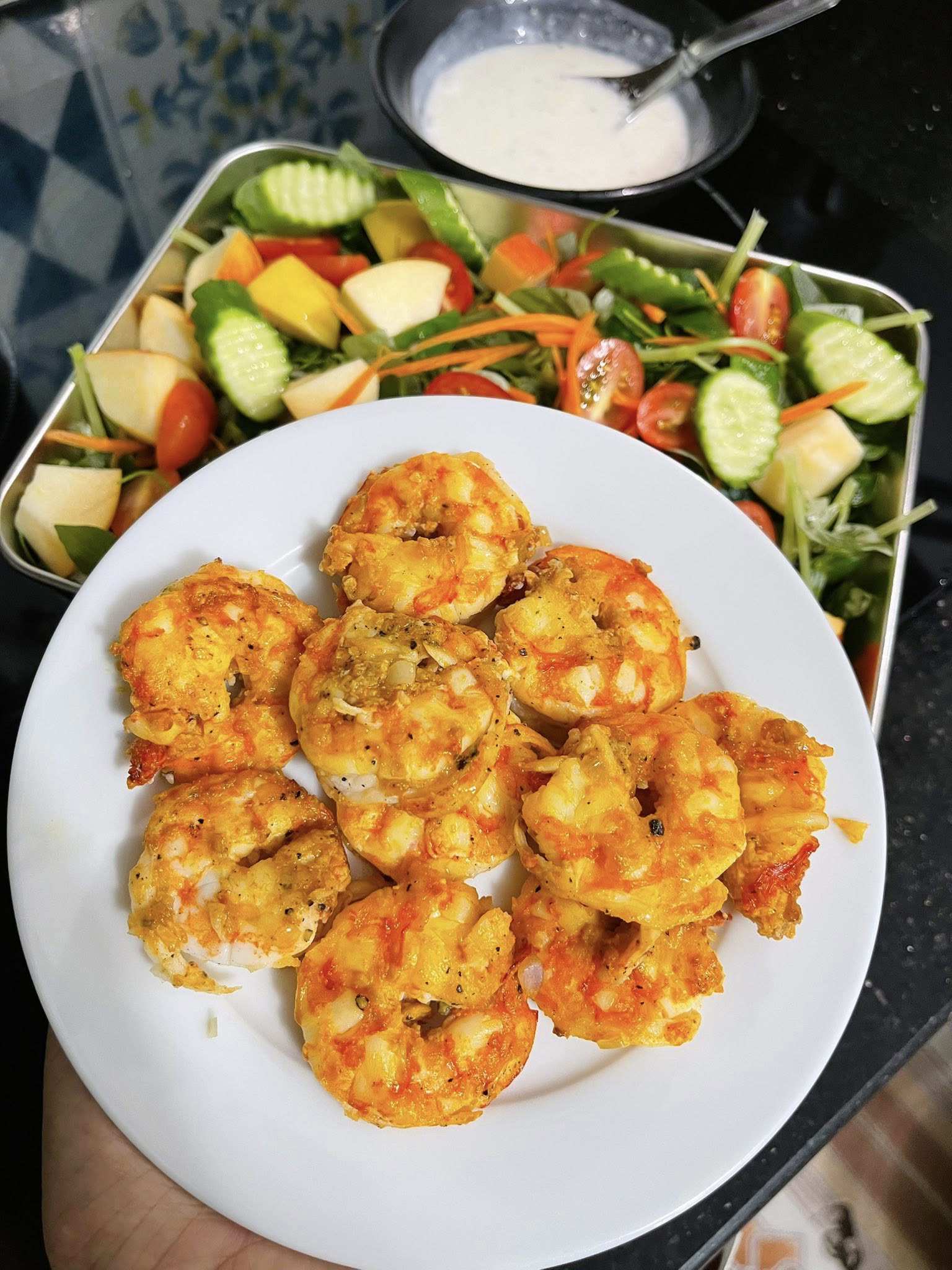 Salad thì chọn các loại rau củ quen thuộc như xà lách, cà rốt, dưa leo, cà chua, rau càng cua, táo…