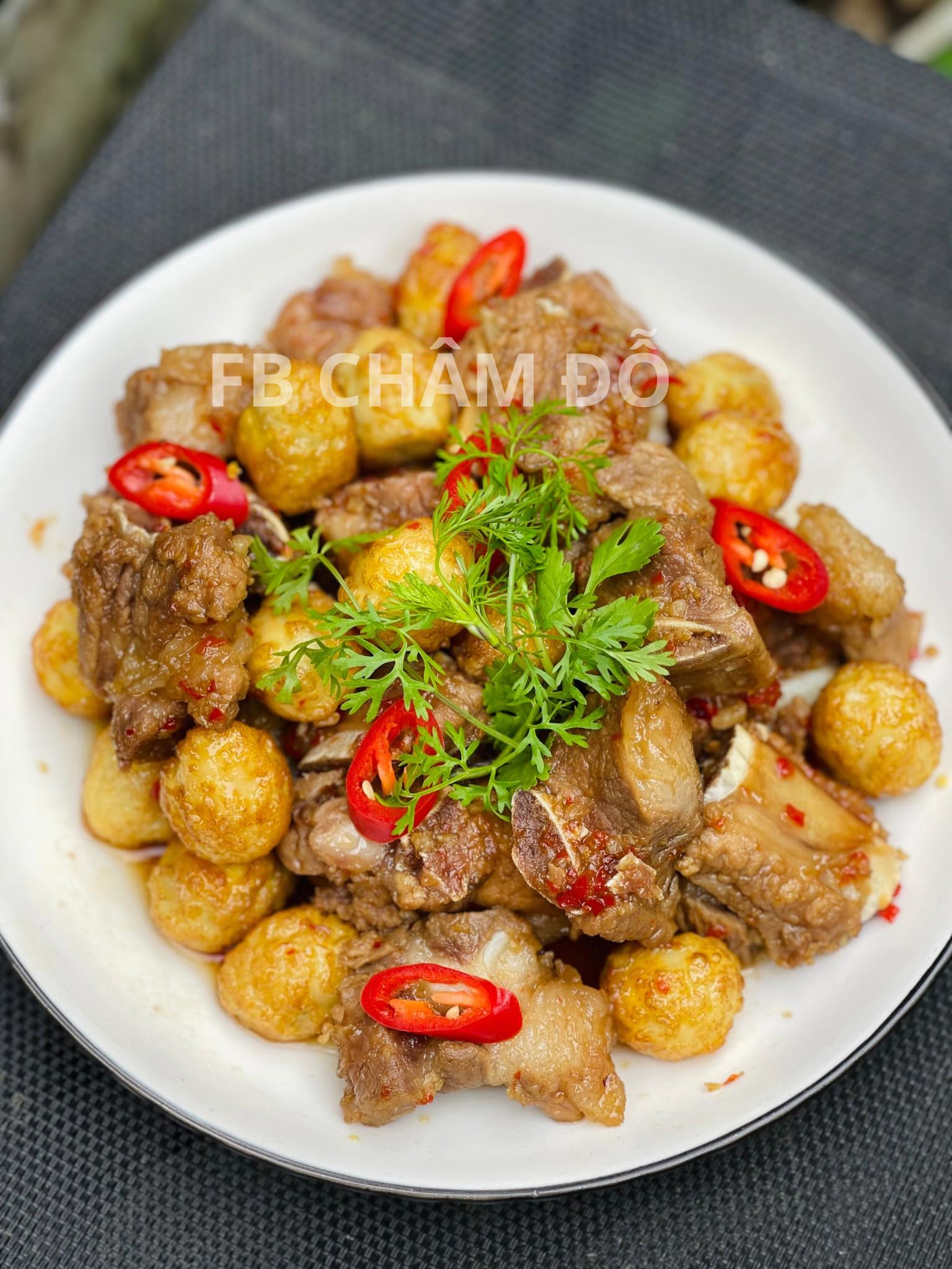 Sườn chín mềm, trứng cút béo ngậy, thấm đẫm gia vị.