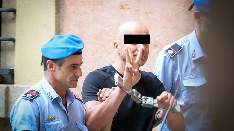 Serhii K. bị cảnh sát Italia áp giải (ảnh: BILD)