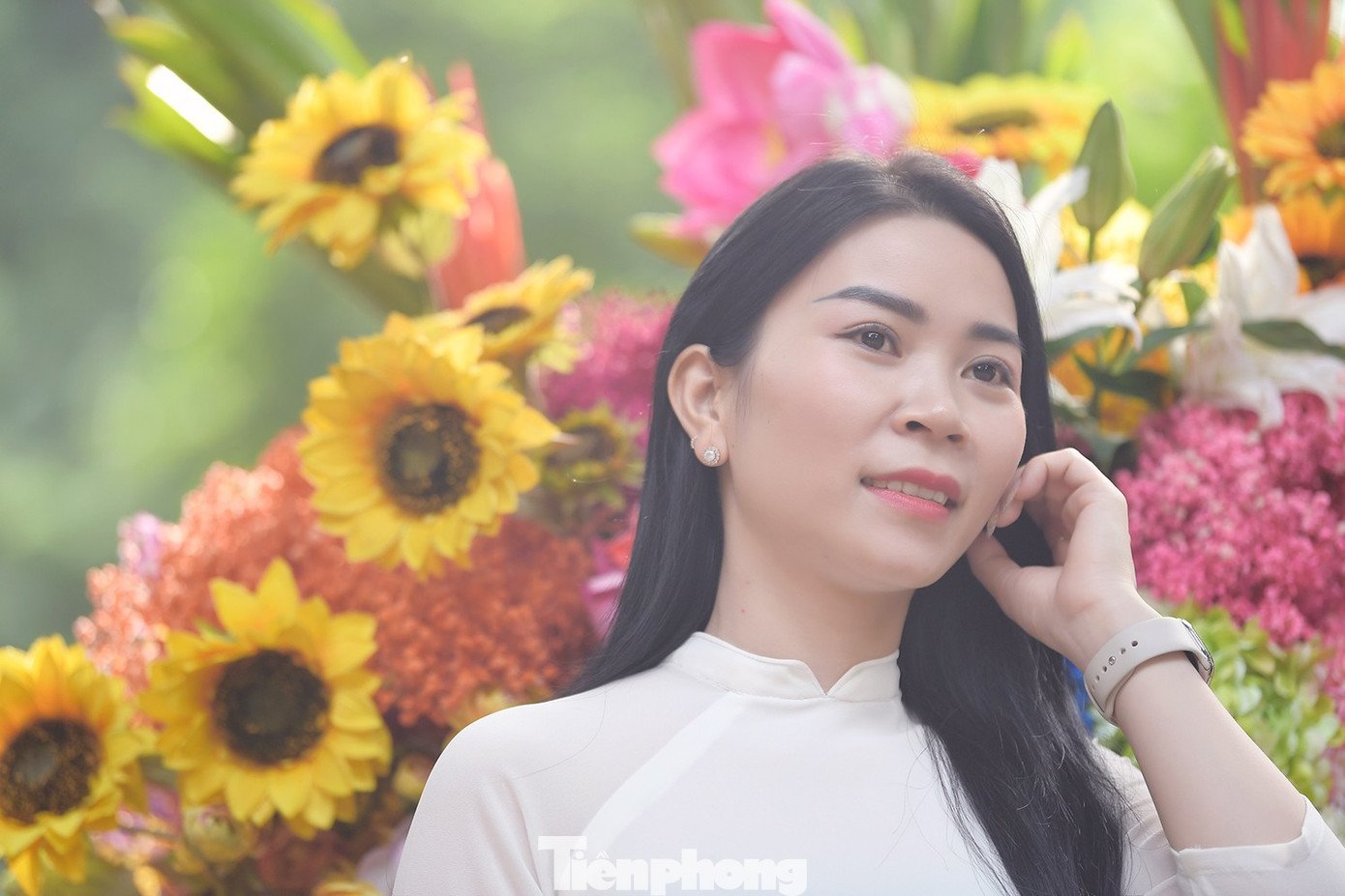 Những thiếu nữ tạo dáng chụp ảnh trên phố Phan Đình Phùng.