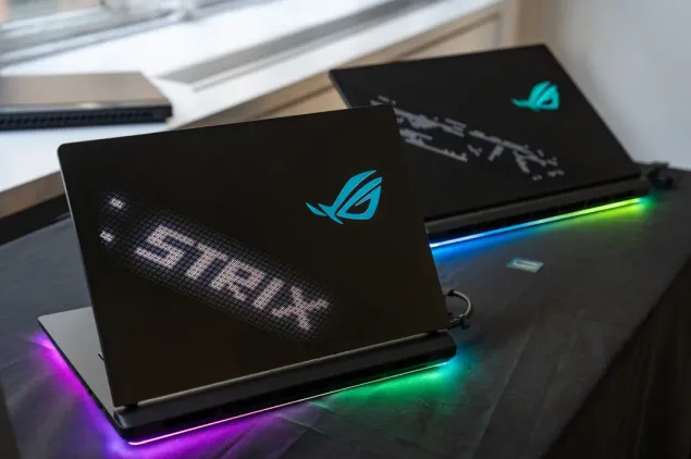 Asus ROG Strix Scar 16 (2025, RTX 5080).