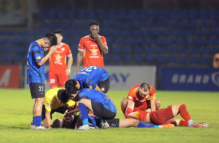 Quang Kiệt được trọng tài Mạnh Hải sơ cứu.