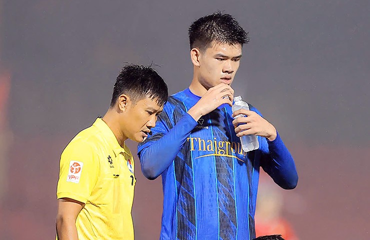 Quang Kiệt vẫn có thể thi đấu sau khi được các bác sĩ sơ cứu.