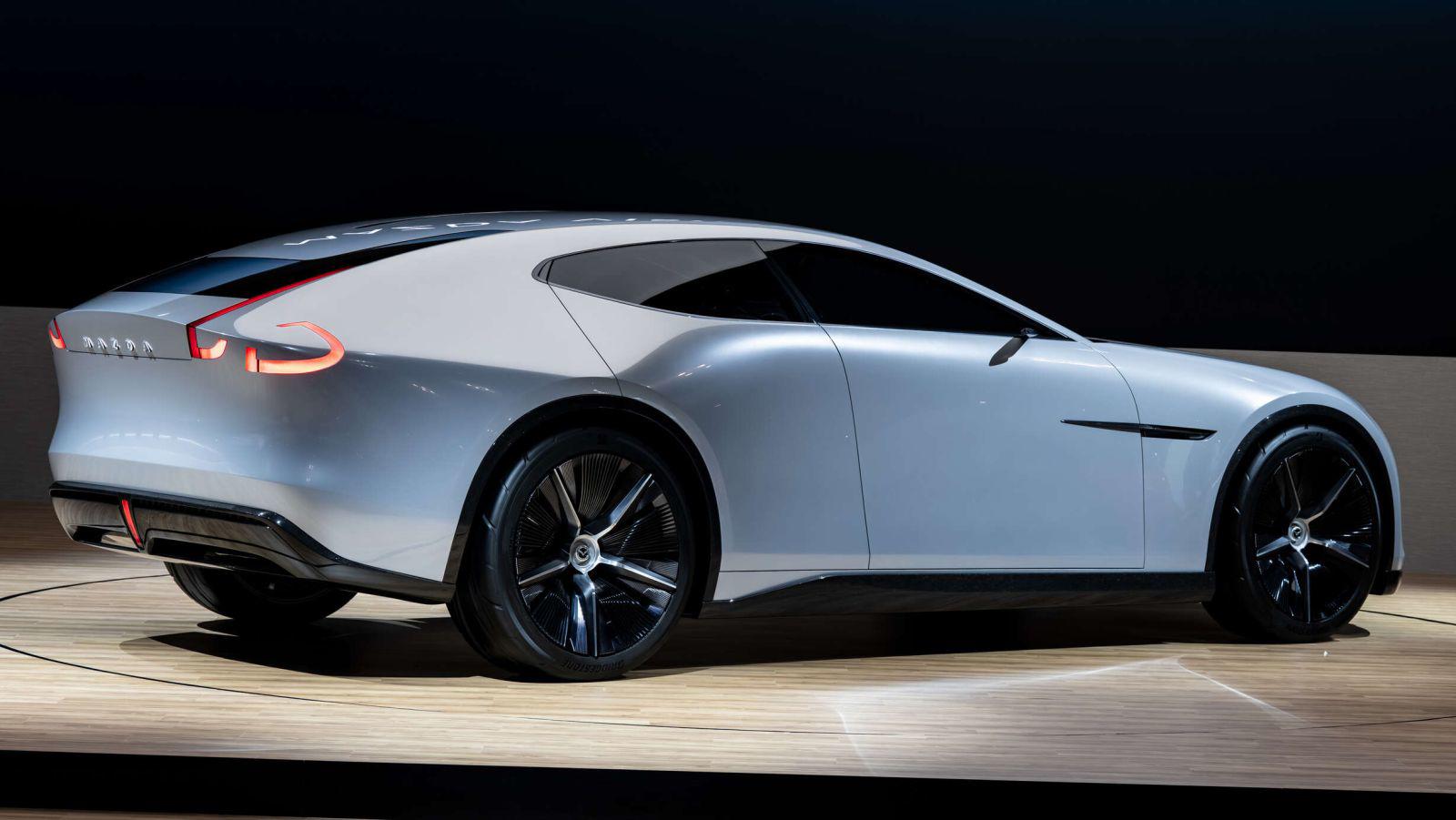 Phần đuôi xe có thể là chi tiết thiết kế lạ lùng nhất từng xuất hiện trên một chiếc Mazda