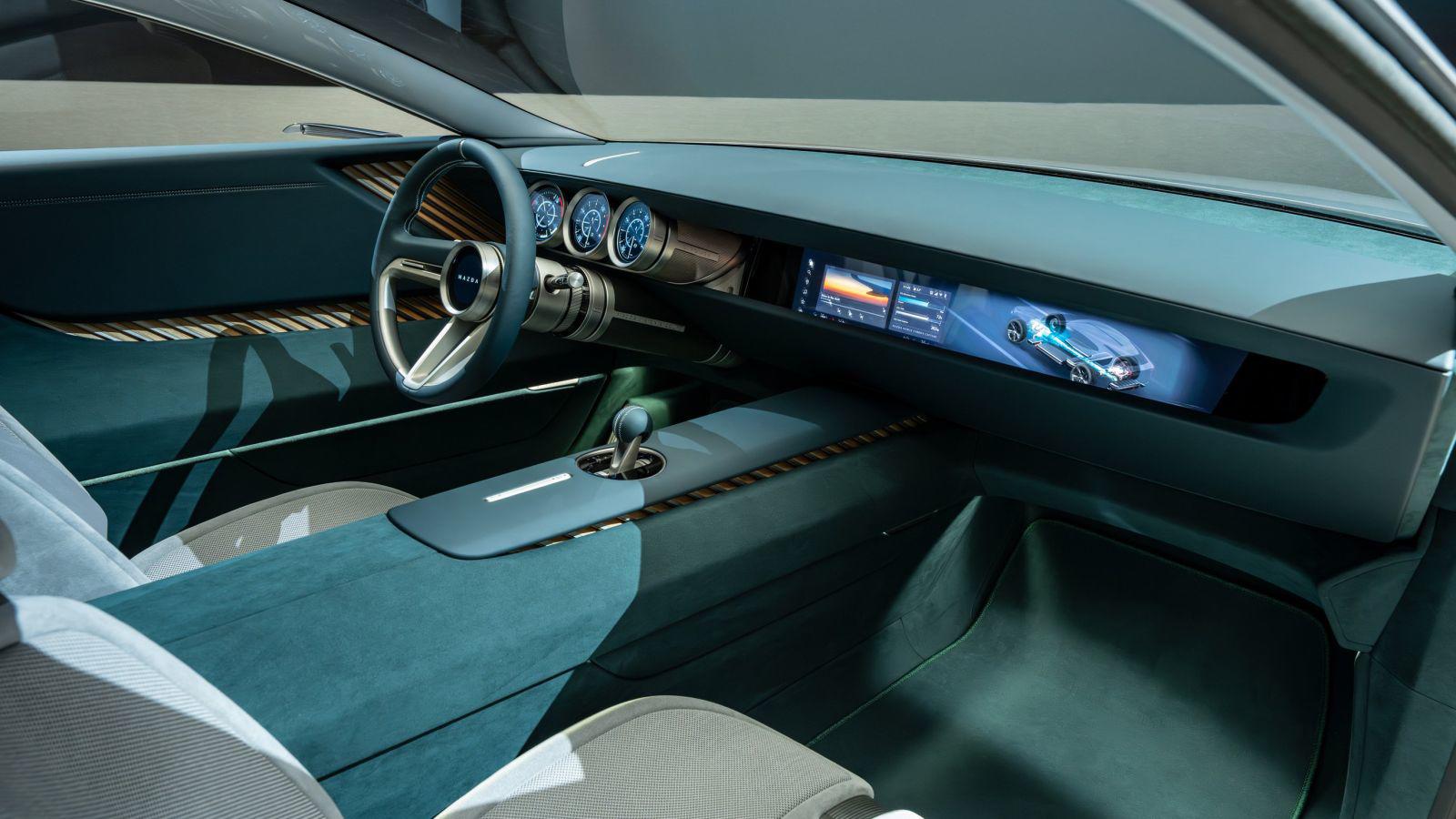 Màn hình lớn được áp dụng vào trong mẫu xe Mazda Vision X-Coupe.