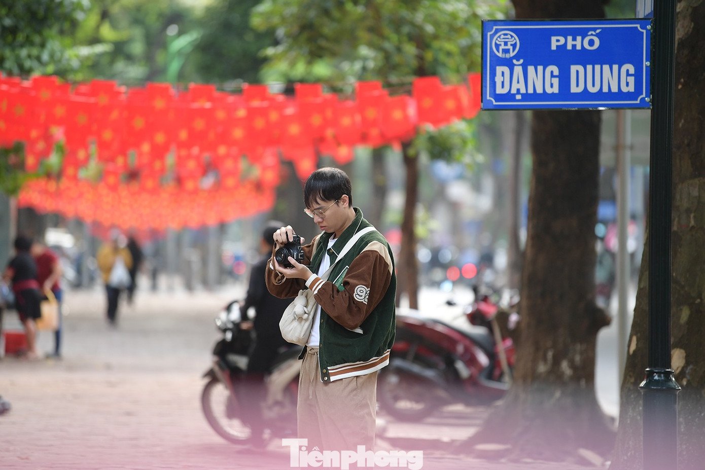 Du khách xúng xính xuống phố Hà Nội dạo chơi ngày mưa rét - 11