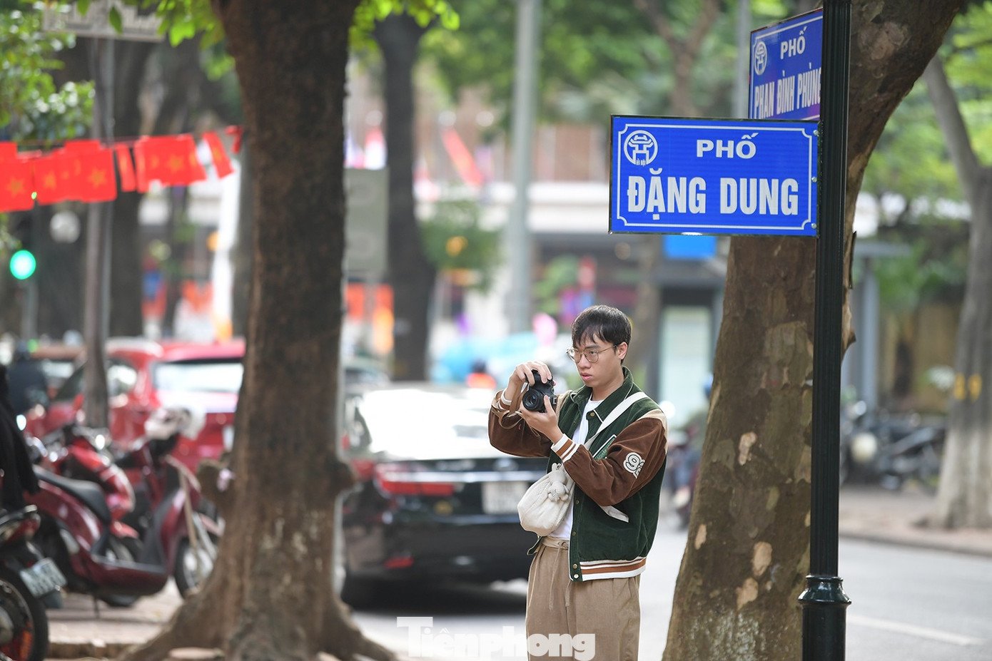 Du khách xúng xính xuống phố Hà Nội dạo chơi ngày mưa rét - 12