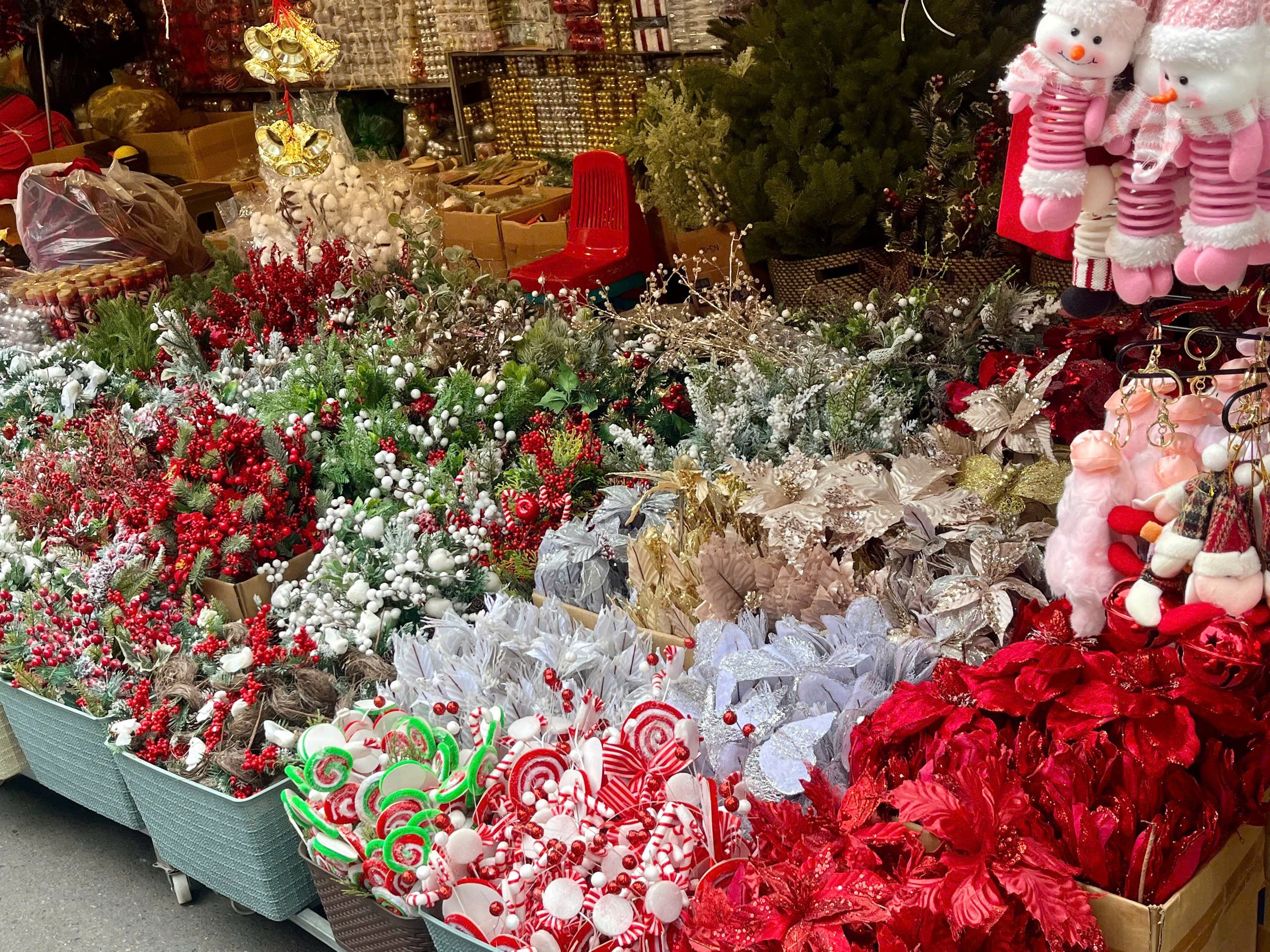 Những món đồ trang trí nhỏ xinh và ánh đèn lung linh khiến nhiều người đi chậm lại để cảm nhận không khí an lành của mùa Giáng sinh đang tới gần.