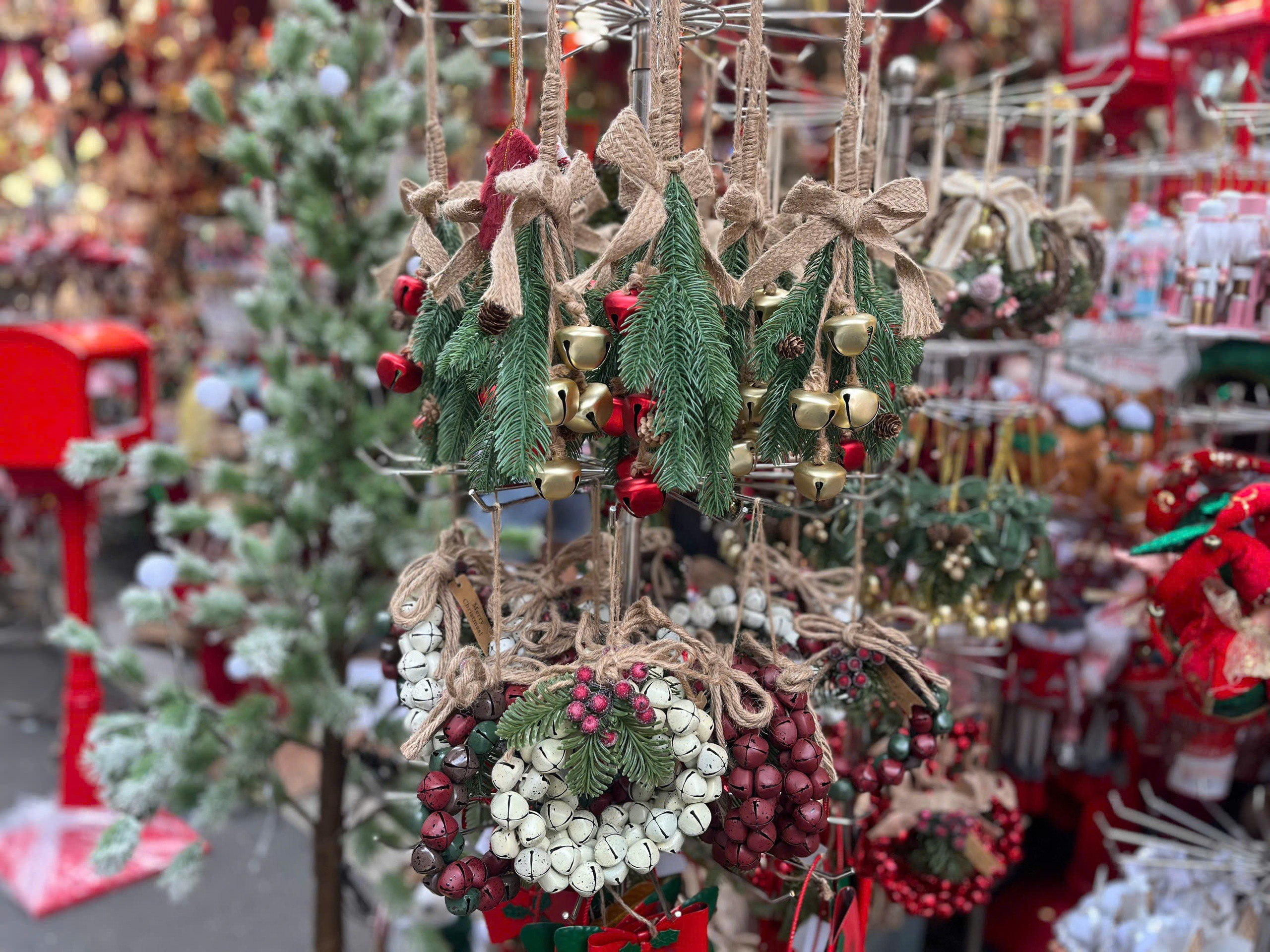 Những món đồ trang trí nhỏ xinh và ánh đèn lung linh khiến nhiều người đi chậm lại để cảm nhận không khí an lành của mùa Giáng sinh đang tới gần.