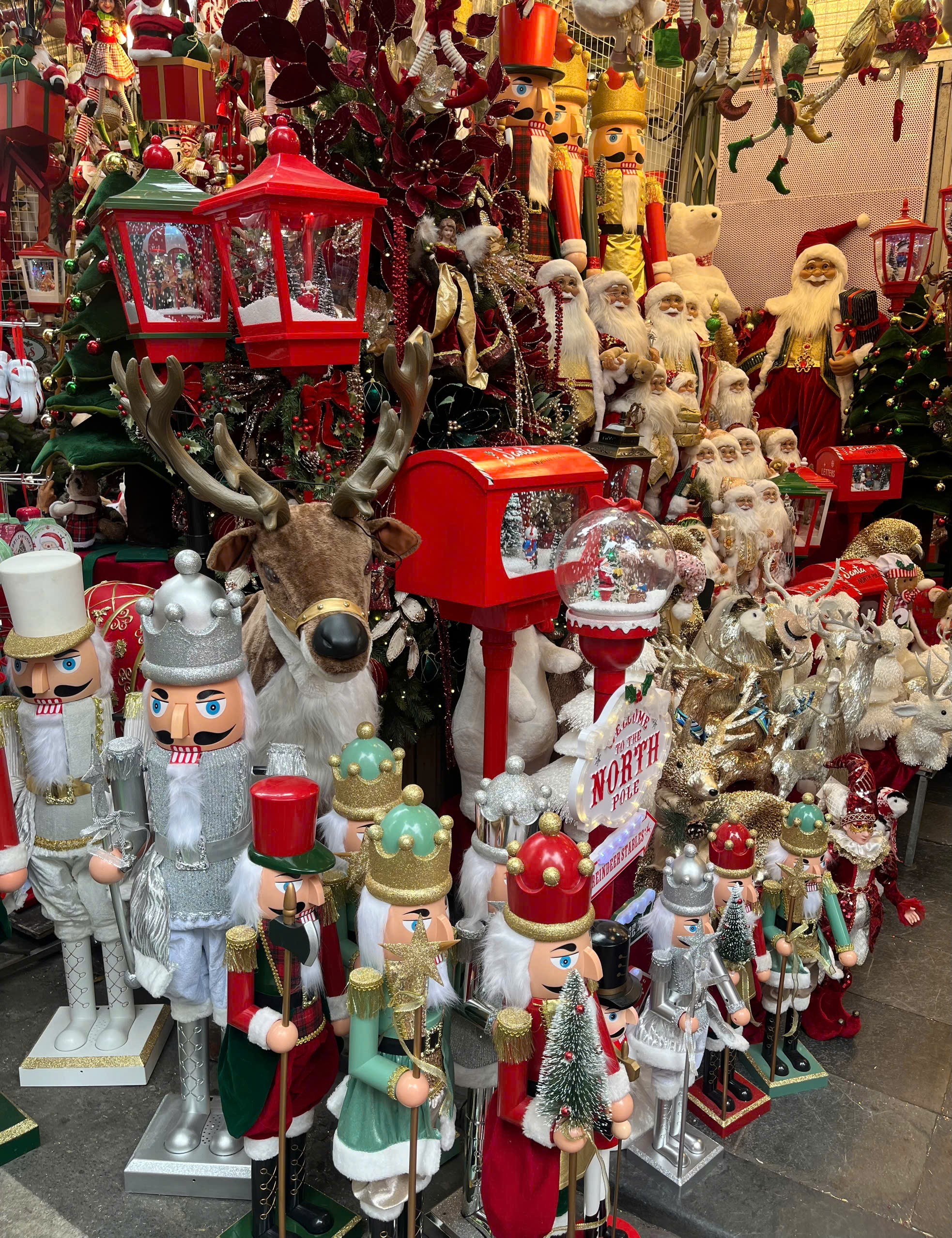 Các mô hình lính chì, ông già Noel mini, vòng hoa và đồ treo được khách chọn mua nhiều để trang trí quán cà phê và văn phòng.