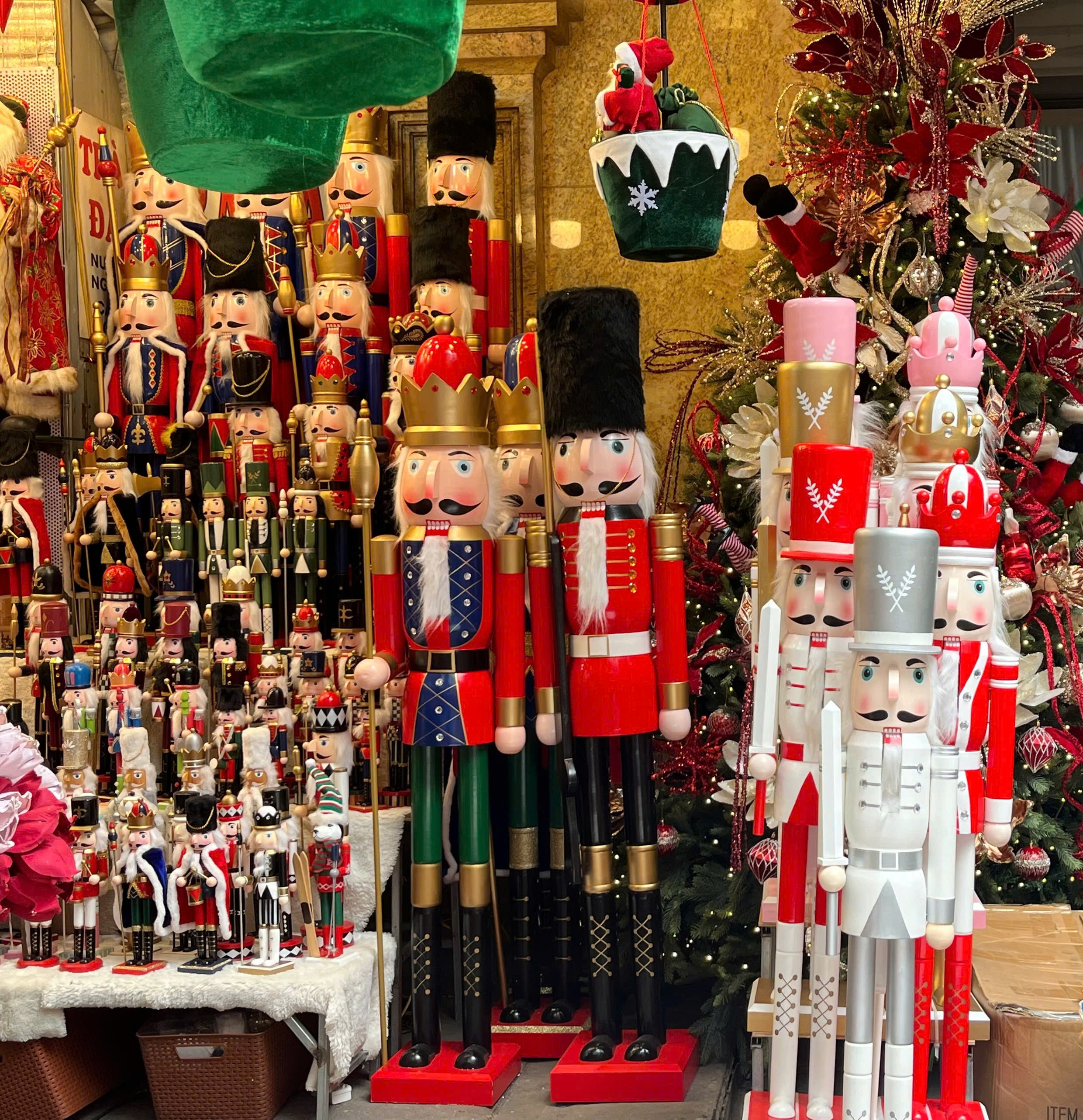 Các mô hình lính chì, ông già Noel mini, vòng hoa và đồ treo được khách chọn mua nhiều để trang trí quán cà phê và văn phòng.