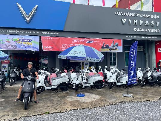 Chuỗi đại lý xe máy điện VinFast của anh Vinh hiện có doanh số trung bình hơn 1.000 xe/tháng.
