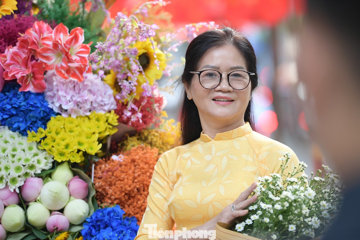 Du khách xúng xính xuống phố Hà Nội dạo chơi ngày mưa rét - 3