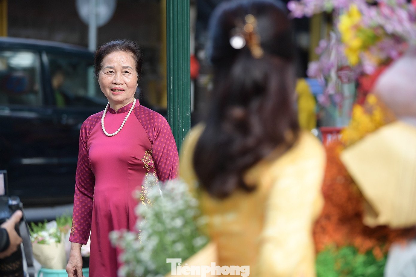 Du khách xúng xính xuống phố Hà Nội dạo chơi ngày mưa rét - 4