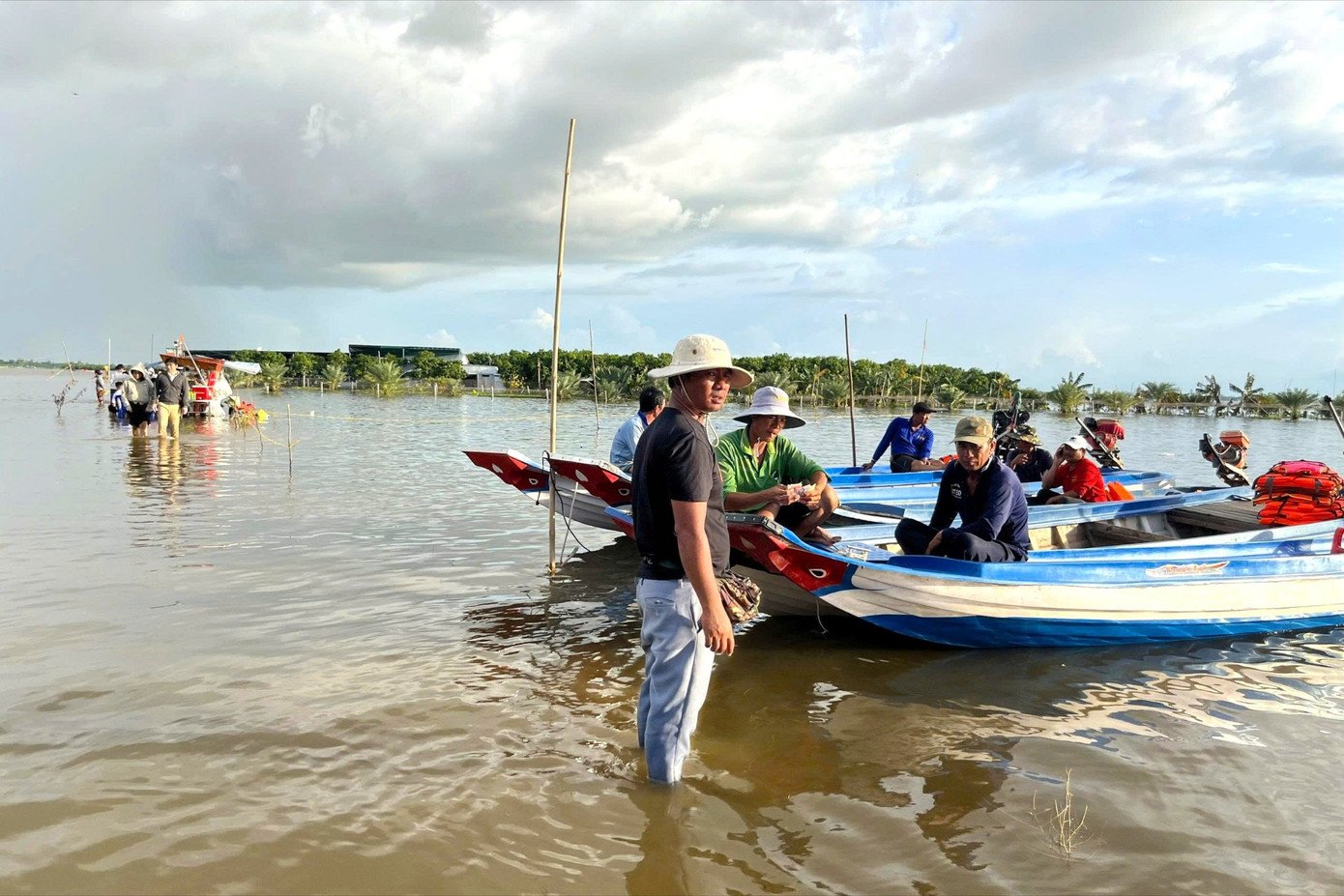 Khách dựng bàn, ngồi ăn uống ngay trên đồng nước, trải nghiệm thú vị chỉ có ở chùa Núi Nổi mùa nước nổi.