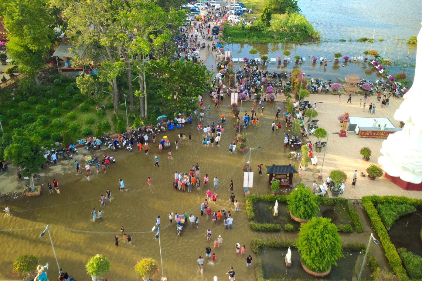 Khách dựng bàn, ngồi ăn uống ngay trên đồng nước, trải nghiệm thú vị chỉ có ở chùa Núi Nổi mùa nước nổi.