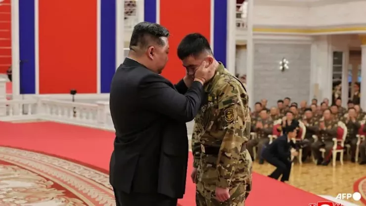 Lãnh đạo Triều Tiên Kim Jong-un tri ân một binh sĩ Triều Tiên tham gia các hoạt động quân sự ở Nga. Ảnh: AFP/KCNA