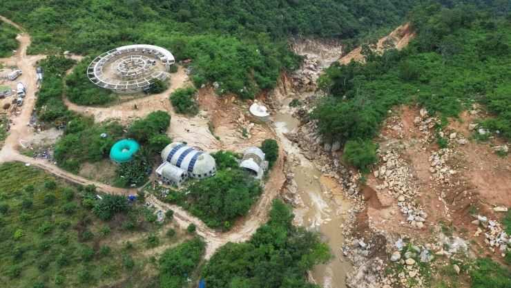 Trang trại trên núi tan hoang sau vỡ hồ nước - 2