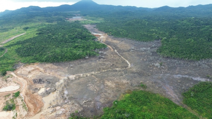 Hồ nước lớn nhất trơ đáy sau khi bị vỡ.