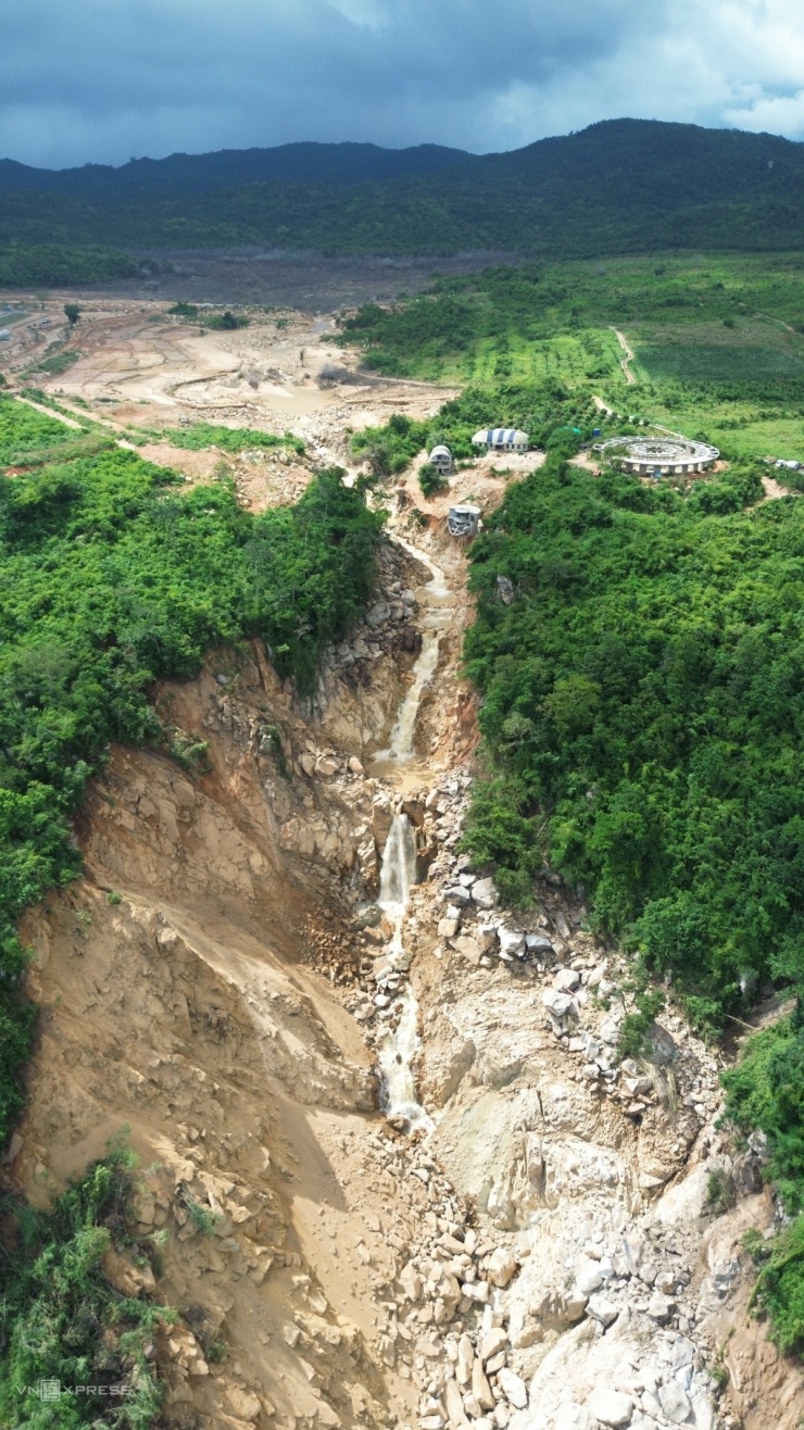 Trang trại trên núi tan hoang sau vỡ hồ nước - 4