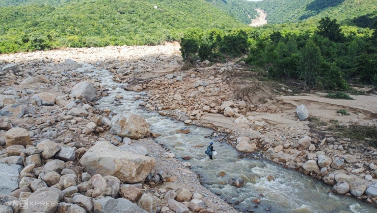 Trang trại trên núi tan hoang sau vỡ hồ nước - 6